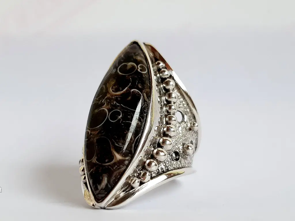 Side view of Equilibrium handcrafted sterling silver contemporary ring sculpture by MoodObjekt